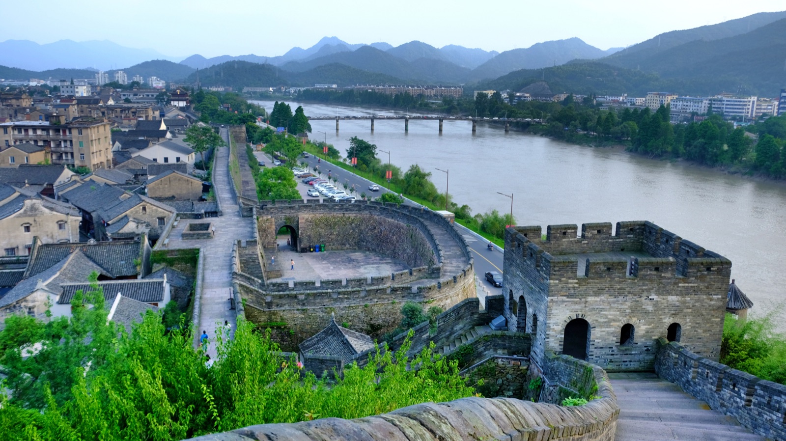 Thành cổ Lâm Hải chạy dọc sông Linh Giang tại Chiết Giang
