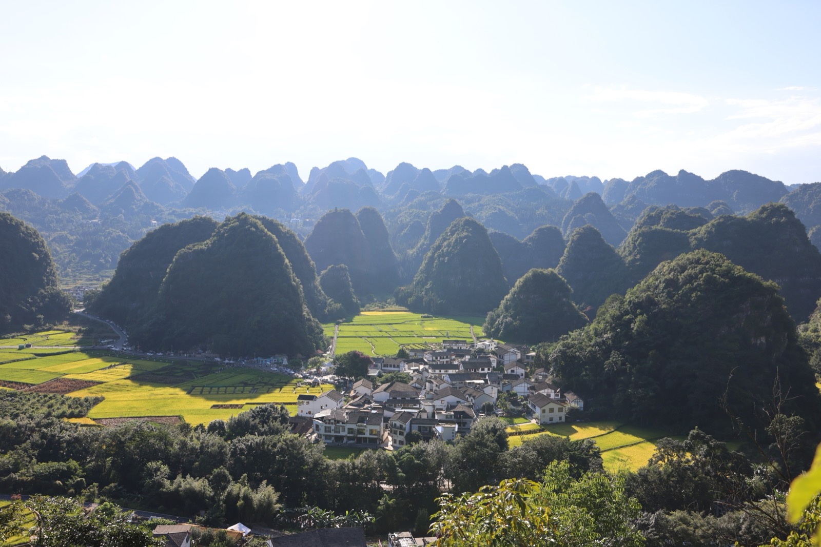 Làng và ruộng nằm giữa các đỉnh núi karst ở Vạn Phong Lâm, Hưng Nghĩa