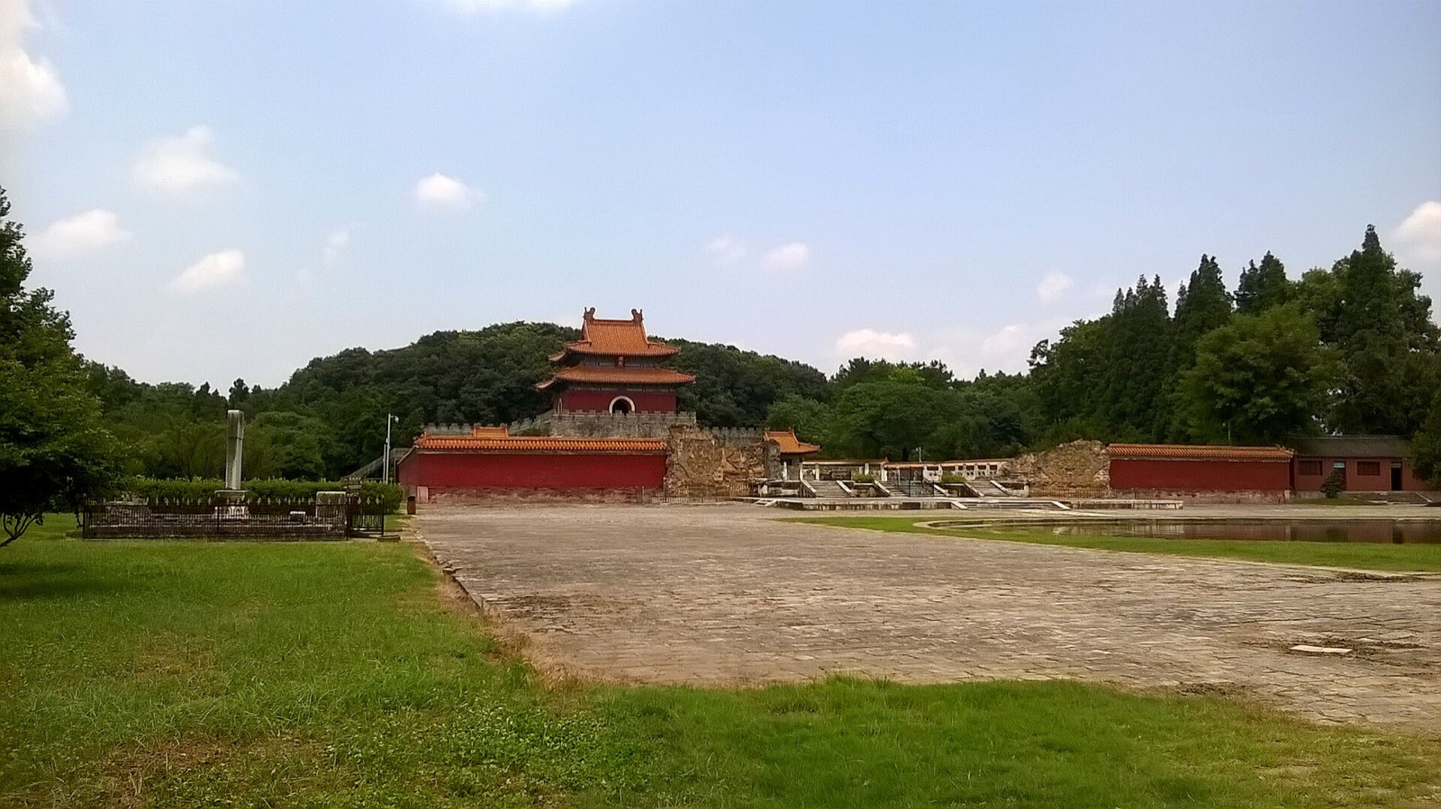 Quần thể kiến trúc và sân nghi lễ tại Minh Hiển Lăng ở Chung Tường, Hồ Bắc